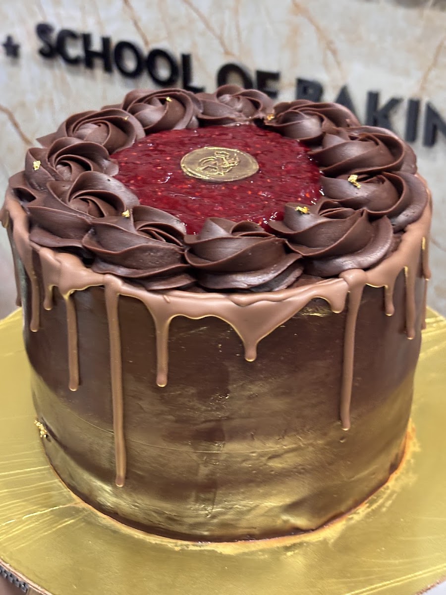 Chocolate Berry Cake extras